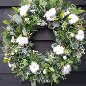 Zijden kerstkrans natuurlijke look met rode accenten