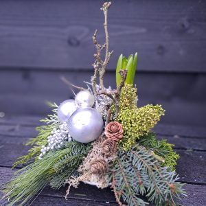 Kerststuk in Zilveren Sfeer