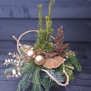 Kerststuk in Goud met Echt Groen