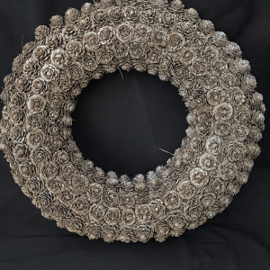 Krans met lariks-appeltjes