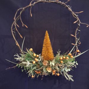 Hangende decoratiering met zijden wintergroen