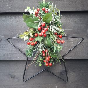 Zwarte metalen kerstster zijde opgemaakt