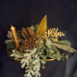 Zijden Kerststuk op goud plateau