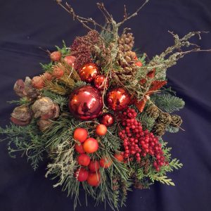 Een sfeervol kerststuk met wintergroen