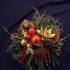 Een luxe kerststuk met wintergroen